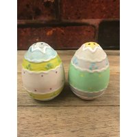 Vintage Keramik Pastell Bemalte Osterei Salz & Pfefferstreuer Vintage Keramik Pastell Bemalte Osterei Salz & Pfefferstreuer von LovleeGiftsDesigns
