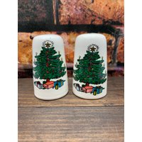 Vintage Runde Kreidekeramik-Weihnachtsbaum-Salz - Und Pfefferstreuer von LovleeGiftsDesigns