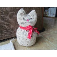 Beige Gehäkelter Katzen Türstopper von Lucary