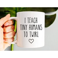 Tasse Für Tanzlehrer, Tanzlehrerin, Tanzcoach, Tanzteam, Ich Lehre Kleine Menschen Zu Wirbeln Tasse Für Tanzlehrer, Tanzlehrerin, Tanzcoach, Tanzteam, Ich Lehre Kleine Menschen Zu Wirbeln von TheNostalgicHouse