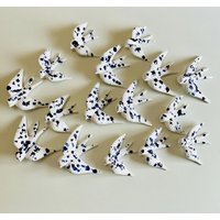 Conjunto De 16 Andorinas Brancas Mit Mancha Azul. Pássaros Cerâmica Pintados E Esmaltados Feitos À Mao. Arte Viva Decorando Sua Parede Conjunto De 16 Andorinas Brancas Mit Mancha Azul. Pássaros Cerâmica Pintados E Esmaltados Feitos À Mao. Arte Viva Decorando Sua Parede von Lucilinha