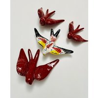 Keramik Schwalben Aus Portugal. Handbemalte Und Glasierte Keramikvögel. Burgunderrot. Gut Für Ein Weihnachtsgeschenk. Zeichen Der Freude Des Glücks Keramik Schwalben Aus Portugal. Handbemalte Und Glasierte Keramikvögel. Burgunderrot. Gut Für Ein Weihnachtsgeschenk. Zeichen Der Freude Des Glücks von Lucilinha