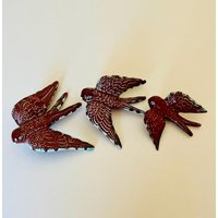 Schnee Schwalben in Burgunderrot Mit Mintfarbenen Akzenten.handgemachte, Bemalte Und Glasierte Keramikvögel.lebende Kunst Schmücken Deine Wand. Gut Schnee Schwalben in Burgunderrot Mit Mintfarbenen Akzenten.handgemachte, Bemalte Und Glasierte Keramikvögel.lebende Kunst Schmücken Deine Wand. Gut von Lucilinha
