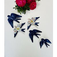 Set Von 5 Schwalben Aus Portugal. Vögel Zum Dekorieren Wänden. in Handbemalter Und Handglasierter Keramik. Zeichen Der Freude Des Glücks Set Von 5 Schwalben Aus Portugal. Vögel Zum Dekorieren Wänden. in Handbemalter Und Handglasierter Keramik. Zeichen Der Freude Des Glücks von Lucilinha