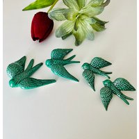 Smaragdgrüne Schwalben. Handgefertigte, Bemalte Und Glasierte Keramik Vögel Aus Portugal. Lebende Kunst An Der Wand. Zeichen Freude Des Glücks von Lucilinha