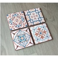 Vintage Tile Print Holzuntersetzer 4Er-Set, Handgefertigt in Griechenland Vintage Tile Print Holzuntersetzer 4Er-Set, Handgefertigt in Griechenland von LuckyElephantGR