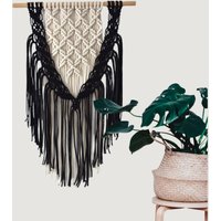 Wandbehang Wandteppich in Schwarzem Makramee Im Boho Stil. Wandkunst Für Die Inneneinrichtung Wandbehang Wandteppich in Schwarzem Makramee Im Boho Stil. Wandkunst Für Die Inneneinrichtung von LuckyHatPL