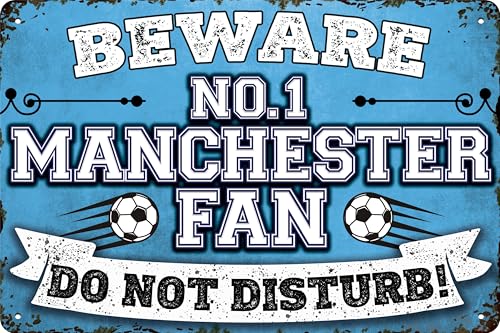 Wetterfestes Deko Blechschild für Fußball Fans, hier wohnt ein Manchester Fan – Wandschild, Türschild, Torschild, lustiger Fussball Spruch, Fanartikel (20 x 30 cm) von LuckyLinde