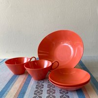 Set Von 8 Vintage Mcm Coral Orange Melamin Picknick Tassen Und Untere/Kleine Teller 1 Servierschale von LuckySquirrelShop