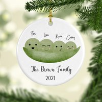 Erbsen in Einer Schote Familie Weihnachtsverzierung, Personalisierte Weihnachten 2022 Ornament, Geschenk Erbsen in Einer Schote Familie Weihnachtsverzierung, Personalisierte Weihnachten 2022 Ornament, Geschenk von Luckyharpershop