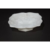 Anchor Hocking Milchglasfuß Servierschale/Teller Mit Trauben Design Weißes Milchglas Goldrand Gemüseschale Sammlerstück von LucysMidCentury
