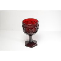 Avon Cape Cod Ruby Red Large Wasserkelch Footed Podest Weinglas Glaswaren Vintage Retro Glas Sammlergläser Rotes Avon Cape Cod Ruby Red Large Wasserkelch Footed Podest Weinglas Glaswaren Vintage Retro Glas Sammlergläser Rotes von LucysMidCentury