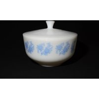 Federal Glass Kasserolle Schüssel Mit Deckel 2 1/2 Qt Blaue Rosen Blaue Blume Design Drip Grease Kühlschrankglas Backform Made in Usa von LucysMidCentury
