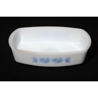 Federal Glass Rechteckige Auflaufform Milchglas-Auflaufform Blaue Rosen Blaue Blume Design Mid-Century Servierschale von LucysMidCentury