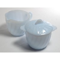 Fire King Blue Swirl Milchkännchen Und Zuckerdose 1950Er Jahre Vintage Milchglas Set in Tadellosem Blauen Glas Azurit von LucysMidCentury