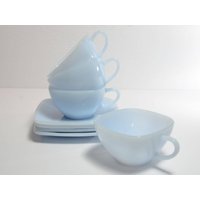 Fire King Charm Azuritblaues 4Er Set Teetasse Mit Untertasse Vintage C-Griffe Sammlerstück Eckige 1950Er Jahre Azuritblau Azurit Fire King Charm Azuritblaues 4Er Set Teetasse Mit Untertasse Vintage C-Griffe Sammlerstück Eckige 1950Er Jahre Azuritblau Azurit von LucysMidCentury