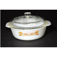 Fire King Runde Auflaufform Mit Deckel Goldener Weizen 1 1/2 Qt 8 "D 447 Milchglas Servierschale Ernte Vintage 2stk 1960Er Jahre von LucysMidCentury