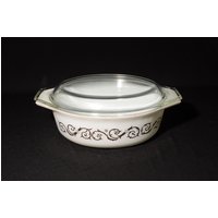 Pyrex Empire Golden Scroll Kasserolle 1 1/2 Quart | Qt 043 Deckel Vintage Promo Sammlerstück Weiß Oval Gold Werbung 1961 Usa Pyrex Empire Golden Scroll Kasserolle 1 1/2 Quart | Qt 043 Deckel Vintage Promo Sammlerstück Weiß Oval Gold Werbung 1961 Usa von LucysMidCentury