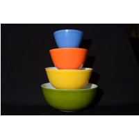 Pyrex Reverse Primärfarbe Schüsseln Komplettes Set Mit 4 Vintage Pyrex 1950Er Jahre Küche Bauernhaus Decor 400 Ot Pyrex Reverse Primärfarbe Schüsseln Komplettes Set Mit 4 Vintage Pyrex 1950Er Jahre Küche Bauernhaus Decor 400 Ot von LucysMidCentury