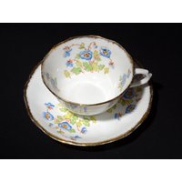 Royal Albert Teetasse Mit Untertasse Blaue Blume Porzellan Und England Doris Form Vintage Art Deco 1920Er Goldrand Gebürstet Handdekoriert von LucysMidCentury