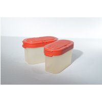 Set Mit 2 Vintage Tupperware Modularen Gewürzbehälter 1/4 Zoll Groß Rot Orange Deckel Kunststoff Klappdeckel Made in Usa 1843 Retro Made Canada von LucysMidCentury
