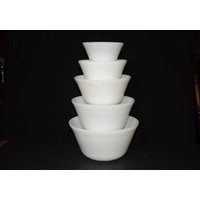 Set Von 5 Federal Glass Weiß Rührschüsseln Servierschüsseln Milchglas Vintage, Nesting Bowls 1950Er Jahre Selten Made in Usa Set Von 5 Federal Glass Weiß Rührschüsseln Servierschüsseln Milchglas Vintage, Nesting Bowls 1950Er Jahre Selten Made in Usa von LucysMidCentury