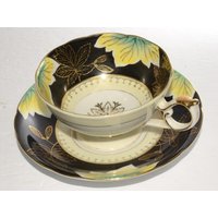 Shafford Handbemalte Schwarz-Gold-Teetasse Und Untertasse Footed Gold Umrandet Japan Vintage Weitmaul Goldmedaillon Blattlaub Shafford Handbemalte Schwarz-Gold-Teetasse Und Untertasse Footed Gold Umrandet Japan Vintage Weitmaul Goldmedaillon Blattlaub von LucysMidCentury