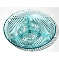 Türkis Aqua Kig Indonesien Glas Vintage Geteilte Platte Schale Runde 3 Unterteilte 8 Zoll 3-Teilige Relish Tablett Blau von LucysMidCentury