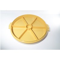 Tupperware Rundes Serviertablett 405 Mit Mattiertem Weißen Deckel 224 Geteiltes Partytablett Buffet Kanada Senf Gelbgold Basis 32 cm Tupperware Rundes Serviertablett 405 Mit Mattiertem Weißen Deckel 224 Geteiltes Partytablett Buffet Kanada Senf Gelbgold Basis 32 cm von LucysMidCentury