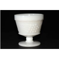 Vintage Milchglas Fuß Teller Eiscreme Pudding Tasse Beerenschale Dessert Pflanzgefäß Trauben Design & Rebe von LucysMidCentury