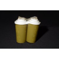 Vintage Olivgrüne Salz Und Pfefferstreuer Kunststoff Weißer Deckel Seltener Streuer Noch in Original Verpackung Retro Usa Ot von LucysMidCentury