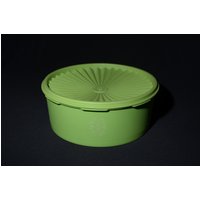 Vintage Tupperware Grüne Limette Apfelgrün Runde Kanister 1205 Servalier Snap Auf Deckel 1204 Canada 8 Cup von LucysMidCentury