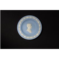 Vintage Wedgwood Jasperware Präsident John F. Kennedy Blau Weiß England Runde Stiftschale 4 1/2 "In Durchmesser Schmuckschale Vintage Wedgwood Jasperware Präsident John F. Kennedy Blau Weiß England Runde Stiftschale 4 1/2 "In Durchmesser Schmuckschale von LucysMidCentury