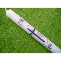 Handverzierte Kommunionkerze Taufkerze Mädchen Kreuz Lila von LucystellasKerzen