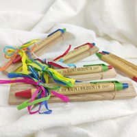 Abschiedsgeschenk Für Erzieher, Erzieherin | Bambuskugelschreiber Mit Weizenstroh Elementen Graviert - Danke Die Kunterbunte Zeit von Luffelong