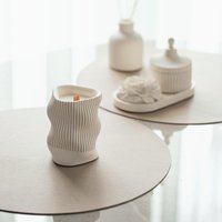 Weiße Duftkerze Aus Kokoswachs Und Holzdocht in Einem Gewellten Gipsglas Perfekte Handgemachte Wohnkultur Geschenkidee Oder Geburtstagsgeschenk von LukataCandles