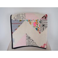 Rosa, Schwarz Und Weiß Handgefertigte Baby Quilt Mit Rücken in Ein Patchwork Aus Drei Schöne Stoffe von Lukku