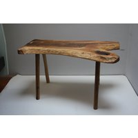 Couchtisch, Naturkante, Hocker Aus Walnussholz, Traditionelle Holzverarbeitung, Unikat, Handgemachte Hockerbank, Massivholztisch von LukserbiaWoodworks