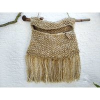 Hängetasche Utensilo Tolle Deko Wandschmuck Grobstrick Tasche Aus Wolle Und Holz Reine Natur Handgesponnen & Gestrickt Unikat von LulaSpinnt