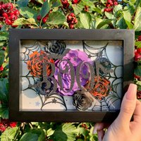 Halloween Papierblumen Schattenbox | Personalisierte Geschenke Mit Spinnennetzen Und Blumen von LulesaCraft
