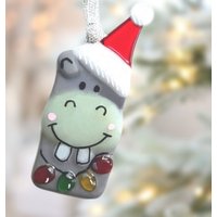 Weihnachtsschmuck Nilpferd Aus Geschmolzenem Glas. Ornament Glas, Handgefertigte Kreation Von Luluverre, Hergestellt in Quebec Weihnachtsschmuck Nilpferd Aus Geschmolzenem Glas. Ornament Glas, Handgefertigte Kreation Von Luluverre, Hergestellt in Quebec von Luluverre
