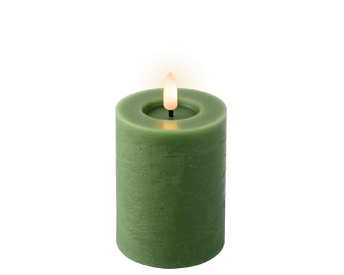 Lumineo LED Kerze mit Timerfunktion 7x11cm Wachs - flackernde Flamme Effekt - Echtwachskerze batteriebetrieben - Wachskerze Stumpenkerze Rustik Dunkelgrün Warmweiß von Lumineo