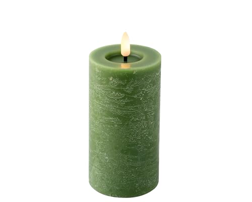 Lumineo LED Kerze mit Timerfunktion 7x15cm Wachs - flackernde Flamme Effekt - Echtwachskerze batteriebetrieben - Wachskerze Stumpenkerze Rustik Grün Warmweiß von Lumineo