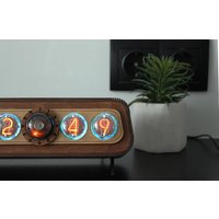 Große Nixie Tube Tischuhr Walnussholz, Rgb Hintergrundbeleuchtung von LuminoRetro