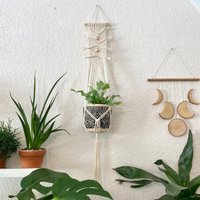 Makramee Pflanzen Wand Aufhänger/Halter - Boho Holz Perlen Wandbehang, Pflanzendekor von LunaCraftsOnline