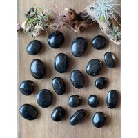 Echte Schwarze Turmalin Palm Steine von LunaKaiCrystals