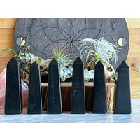 Echter Schwarzer Onyx Mit Pyrit Einschluss Obelisken, Schwarze Punkte, Heilpunkte, Chakren von LunaKaiCrystals
