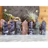 Regenbogen Feder Fluorit Punkt, Alle Chakren von LunaKaiCrystals