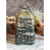 Seltener Natürlicher Grüner Ozean Jaspis Turm Mit Druzy Vugs, Augenhöhlen Jaspis, Erdungssteine, Herz Chakra, Wurzel Chakra von LunaKaiCrystals