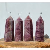 Lila Rosenquarz Turm, Heilendes Herz Chakra, Selbstliebe Kristall, Meditations Werkzeug, Beruhigender Dunkel Rosa Punkte von LunaSkyCrystals